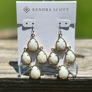 🤍Kendra Scott Vintage Caroline Gold Drop Earrings in Ivory Pearl (MOP)🤍